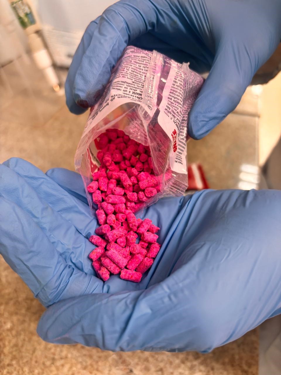 Polícia Científica identifica raticida de alta toxicidade em praça de Vitória Polícia Científica identifica raticida de alta toxicidade em praça de Vitória